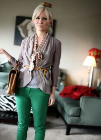 какво да носите със зелени дънки 4
