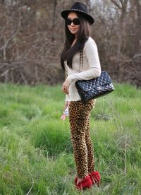 Kaj nositi z leopardnimi nogavicami 9