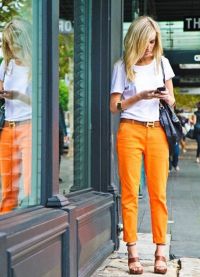 što nositi narančastim hlačama 10