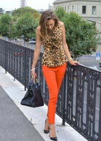 što nositi s narančastim hlačama 3