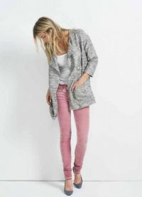 какво да носите с розови дънки 8