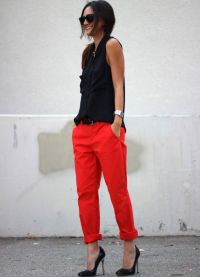 какво да носите с червени панталони през лятото5