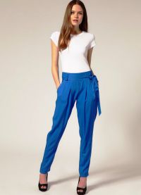 какво да носите със сините панталони на жените 8
