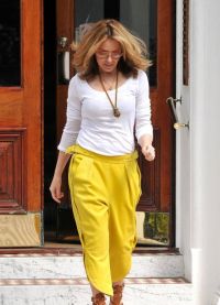 Kaj nositi z rumenimi hlačami