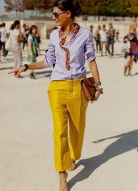 Какво мога да нося с жълти панталони?