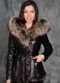 женске зимске јакне с капуљачом и крзном9