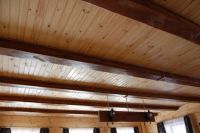 Dřevěné trámy na stropě1