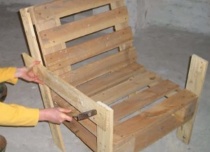 Drewniane krzesło z własnymi hands4