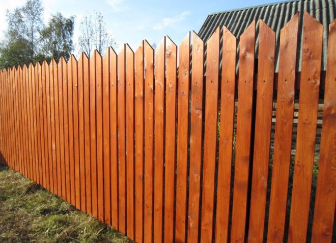 деревянный забор вертикальный