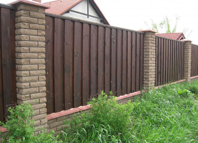 деревянный забор с кирпичными столбами