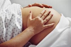 výtok během těhotenství žlutý