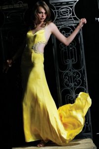 Žuta haljina na podu 2