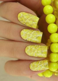 manicure z żółtym lakierem 3