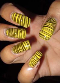 manicure z żółtym lakierem 9