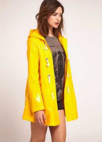żółty płaszcz przeciwdeszczowy 4