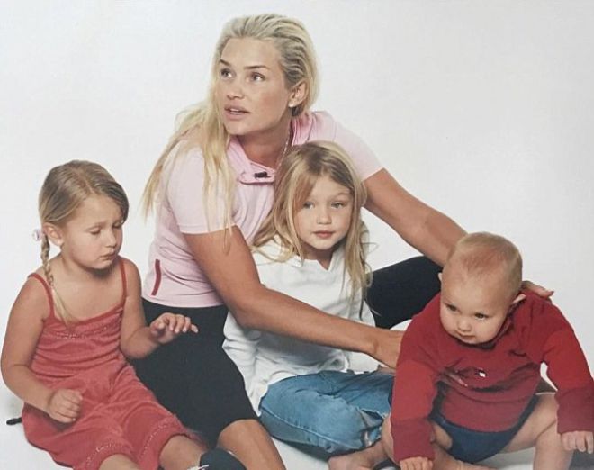 Иоланда с тремя детьми